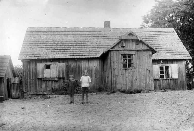 KKE 4174-54.jpg - Pierwszy dom rodzinny Zabagońskich w Kownie. Eugeniusz z Aleksandrą Zabagońscy, Kowno.